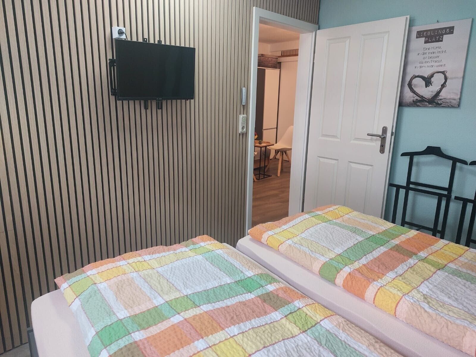 Tabla de planchar con plancha, wifi y ropa de cama 