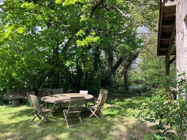 Outdoor dining - Vrbo Property (Le thou)