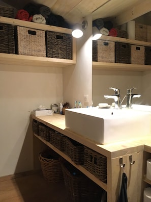 Shower, hair dryer, towels, soap - Vrbo Property (Le thou)
