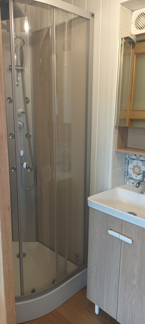 Haartrockner, Handtücher, Seife, Toilettenpapier