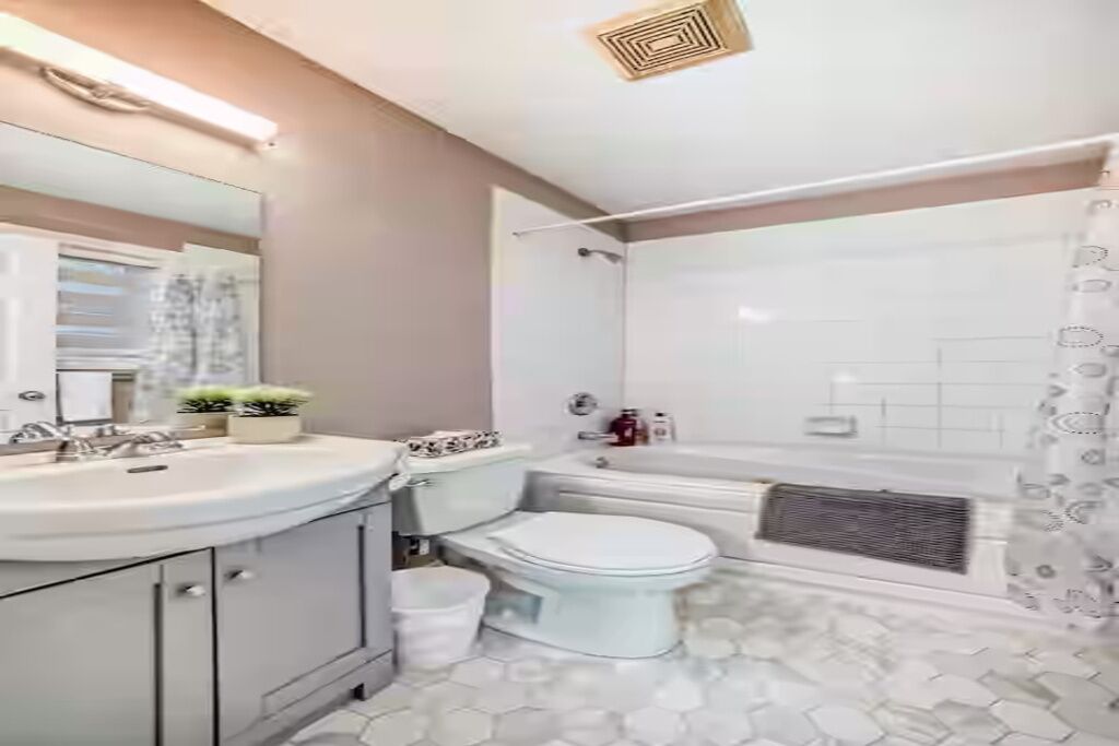 Ein Badezimmer mit Waschbecken, Toilette, Badewanne und Dusche.