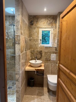 Shower, towels - Mas Pepette Gîte for 24 with Pool, Hot Tub, River Access (Vers-Pont-du-Gard)