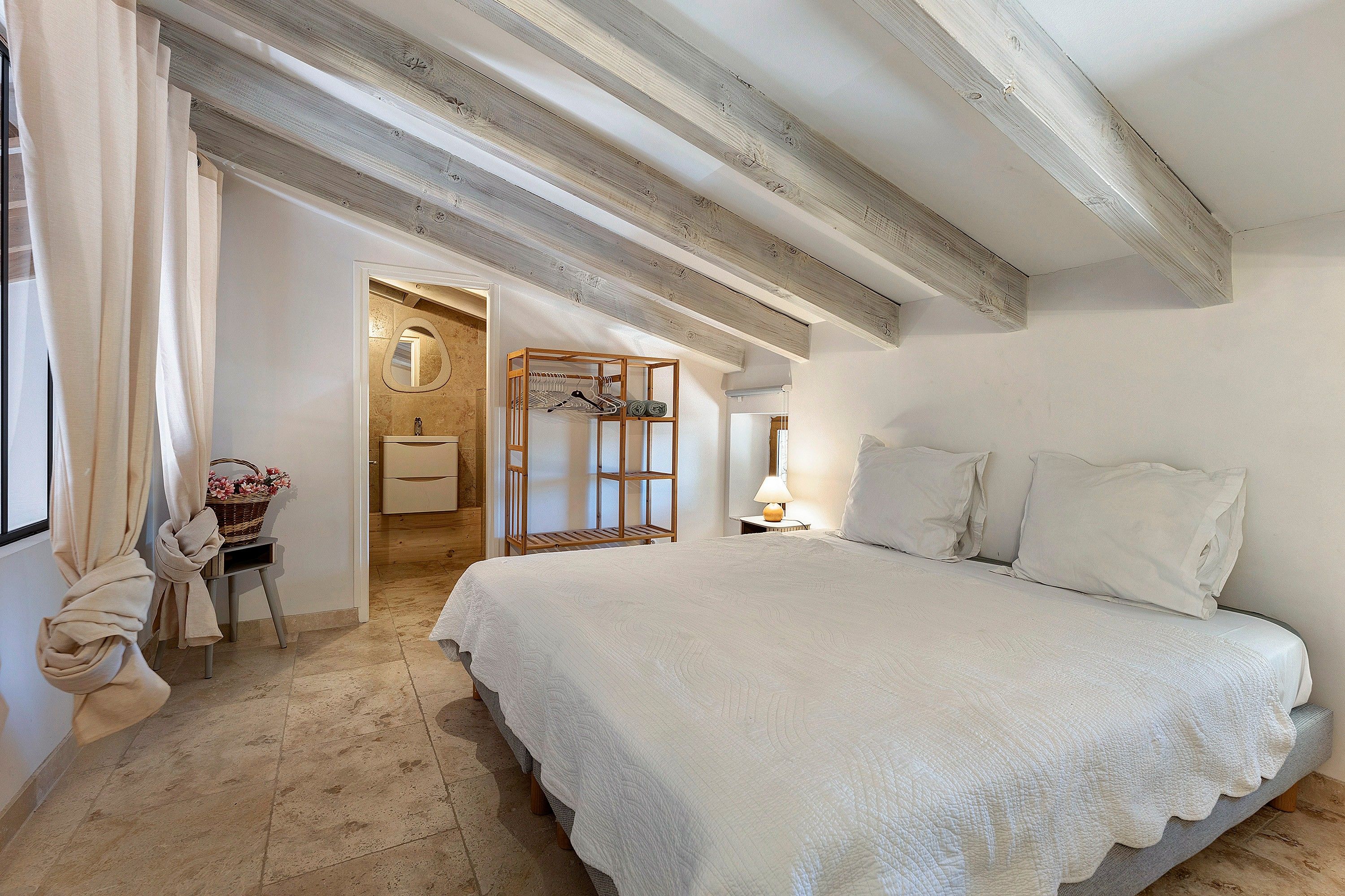 WiFi, bed sheets
