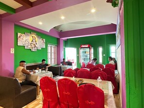 雙人房, 陽台, 城市景觀 | 用餐區