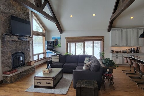 Finely-Appointed Home on 5 acres  with Hot Tub