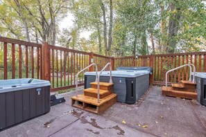 A deck with hot tubs and wooden steps. - Quiet condo near Targhee, Yellowstone, and Tetons. (Driggs)