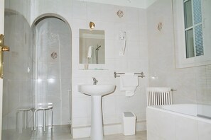 Bathroom - Guest Room "Chambre 1" with Shared Terrace, Garden, and Wi-Fi (Merville-Franceville-Plage)