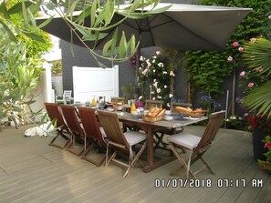 Outdoor dining - Guest Room "Chambre 1" with Shared Terrace, Garden, and Wi-Fi (Merville-Franceville-Plage)