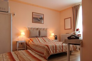 Room - Guest Room "Chambre 1" with Shared Terrace, Garden, and Wi-Fi (Merville-Franceville-Plage)