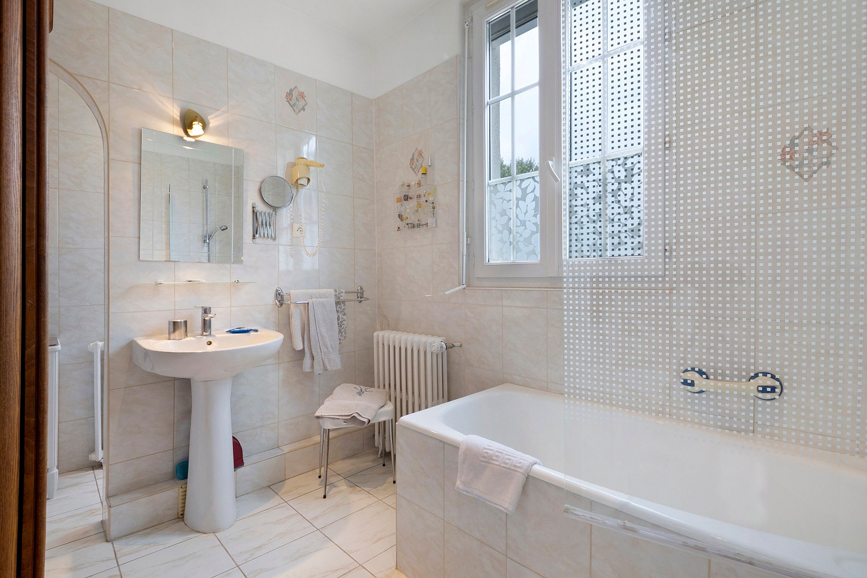 Douche, sèche-cheveux, serviettes fournies