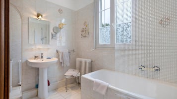 Douche, sèche-cheveux, serviettes fournies