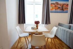 Ein Essbereich mit Tisch, Stühlen und einer Couch.