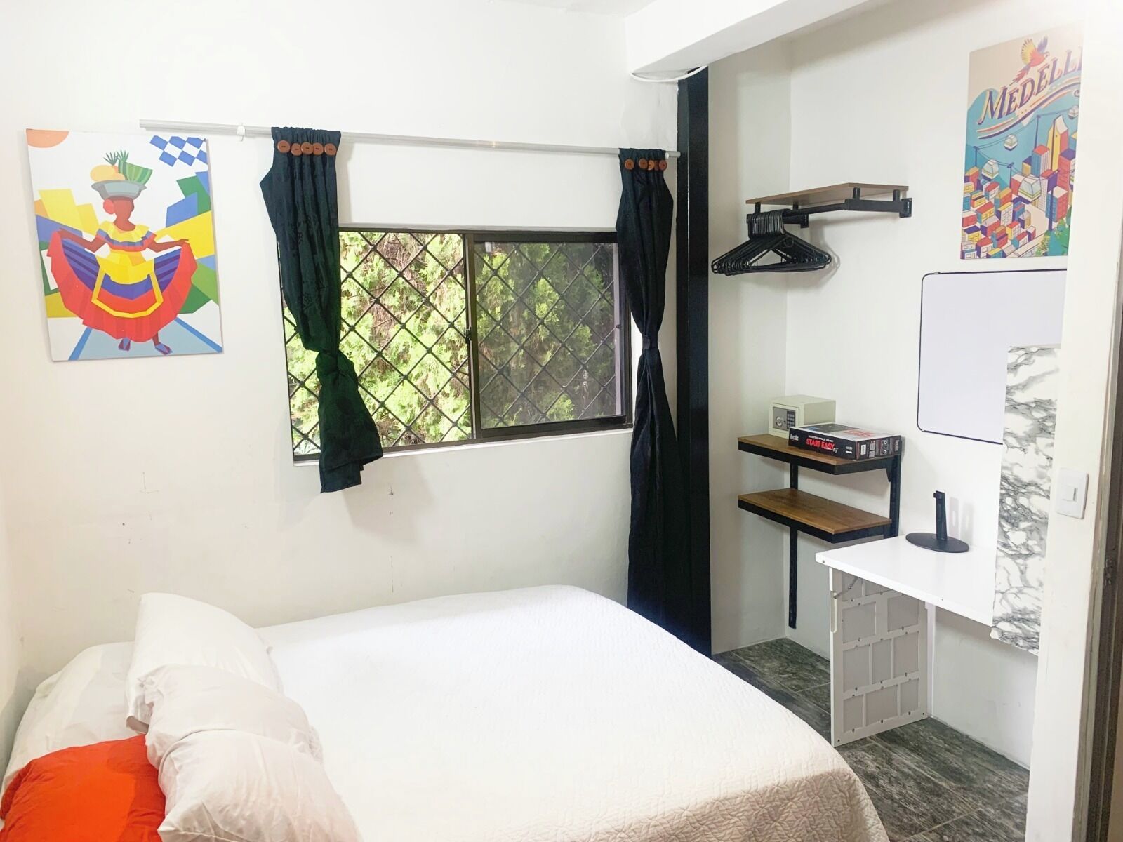 Habitación básica, vistas a la ciudad | Escritorio, espacio para trabajar con un portátil, wifi gratis