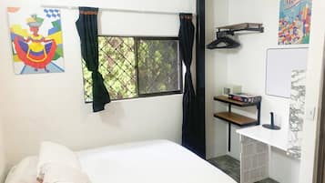 Habitación básica, vistas a la ciudad | Escritorio, espacio para trabajar con un portátil, wifi gratis