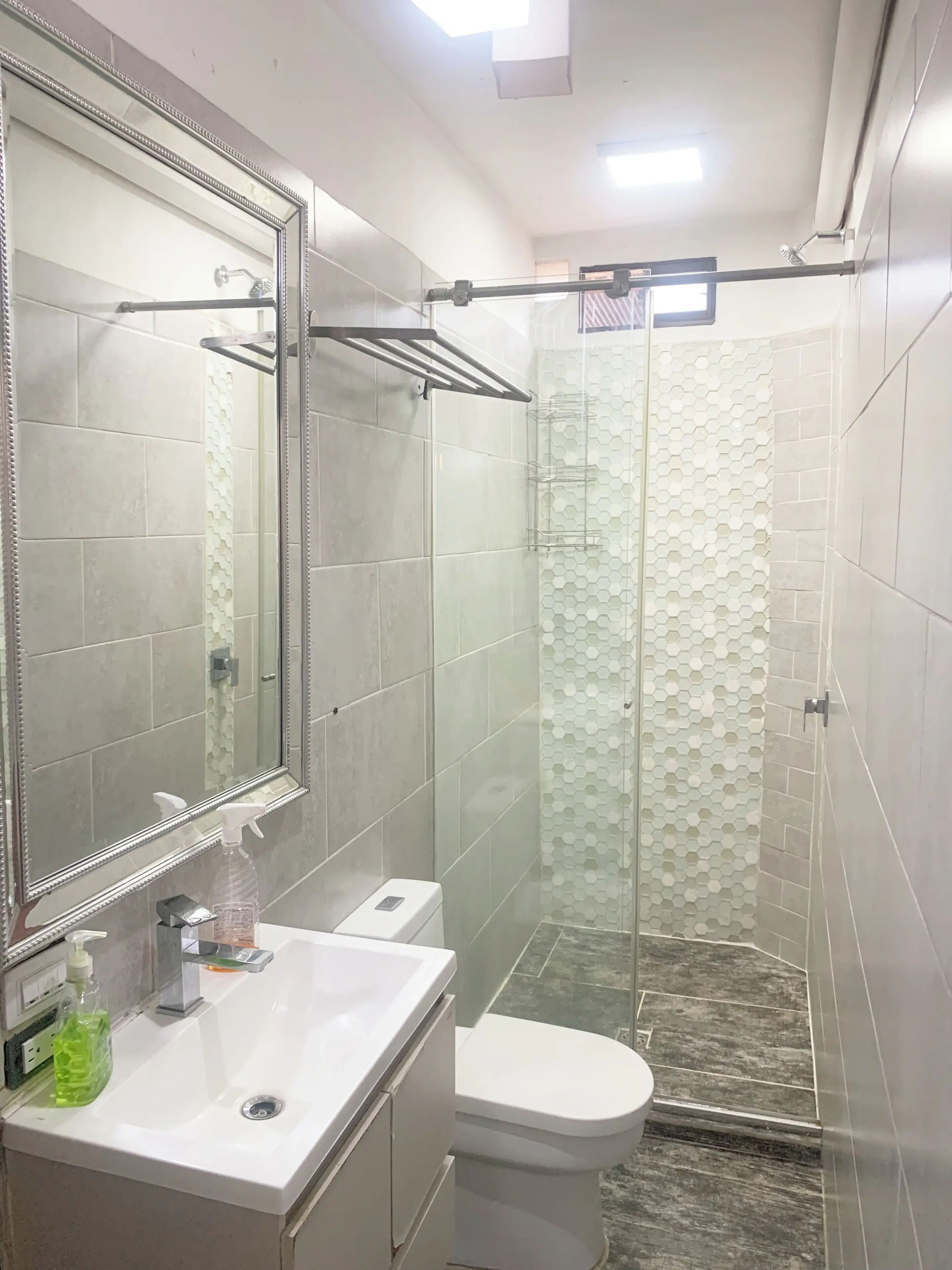 Habitación básica, vistas a la ciudad | Baño | Ducha, artículos de higiene personal gratuitos, toallas y jabón