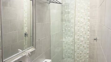 Habitación básica, vistas a la ciudad | Baño | Ducha, artículos de higiene personal gratuitos, toallas y jabón