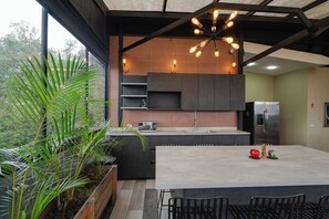 Full-size fridge, microwave, stovetop, cookware/dishes/utensils - Room with private bathroom and terrace 2 (Medellín)