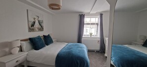 Een bureau, een strijkplank/strijkijzer, gratis wifi, beddengoed