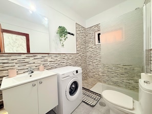 Dusche, Haartrockner, Handtücher, Seife