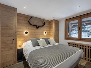 Een strijkplank/strijkijzer, gratis wifi, beddengoed