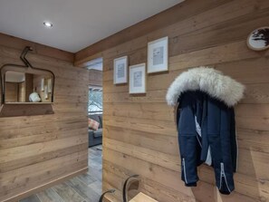 A wooden interior with a coat rack and framed pictures on the wall. - Le Petit Megève, with panoramic views and a 10-minute walk from downtown (Megève)