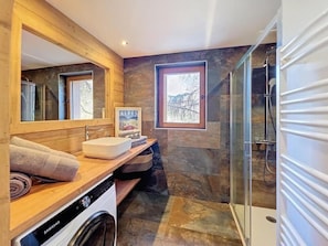 Een douche, een haardroger, handdoeken, zeep