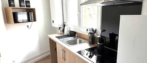Cafeteira/chaleira, geladeira, micro-ondas, cooktop