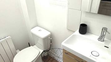 Un baño pequeño con inodoro, lavamanos y espejo.