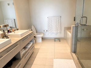 Hair dryer, towels, soap, toilet paper - Charming 2 bedroom apartment with ocean view in Hollywood Beach (Hollywood)