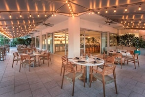Outdoor dining - Charming 2 bedroom apartment with ocean view in Hollywood Beach (Hollywood)