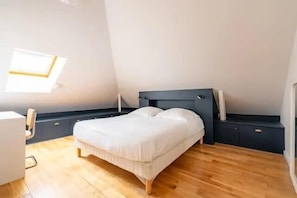 A bedroom with a bed, bedside tables, a desk, and a window. - Paris 15 Gem - 140m2, Terrace, Parking (Paris)
