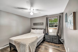 WiFi, bed sheets - Hot Tub, Fireplace, Game Room, Bar, Huge Backyard, Huge Sofa & TV! 5min to Lambo (Green Bay)
