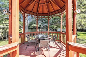 Outdoor dining - Hot Tub, Fireplace, Game Room, Bar, Huge Backyard, Huge Sofa & TV! 5min to Lambo (Green Bay)