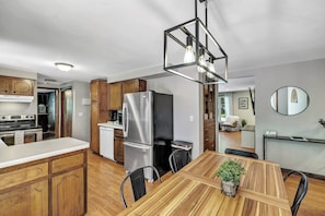Dining - Hot Tub, Fireplace, Game Room, Bar, Huge Backyard, Huge Sofa & TV! 5min to Lambo (Green Bay)