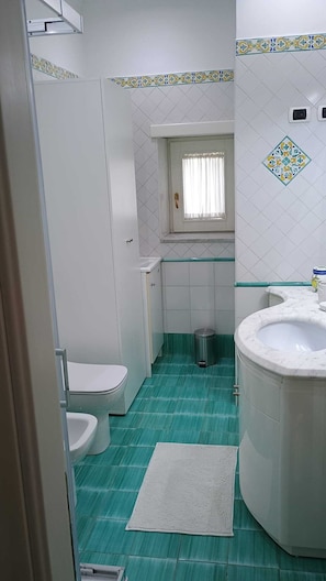 Doccia, asciugacapelli, bidet, asciugamani