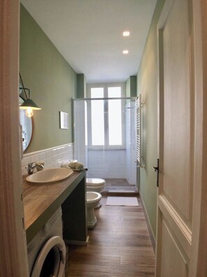 Douche, sèche-cheveux, bidet, serviettes fournies