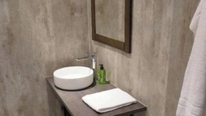 Basic Double Room, Mountain View | Bathroom - Birtavarre Aurora Adventures AS (Troms)