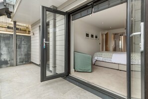 Ein modernes Schlafzimmer mit einer Schiebetür zu einem Badezimmer.