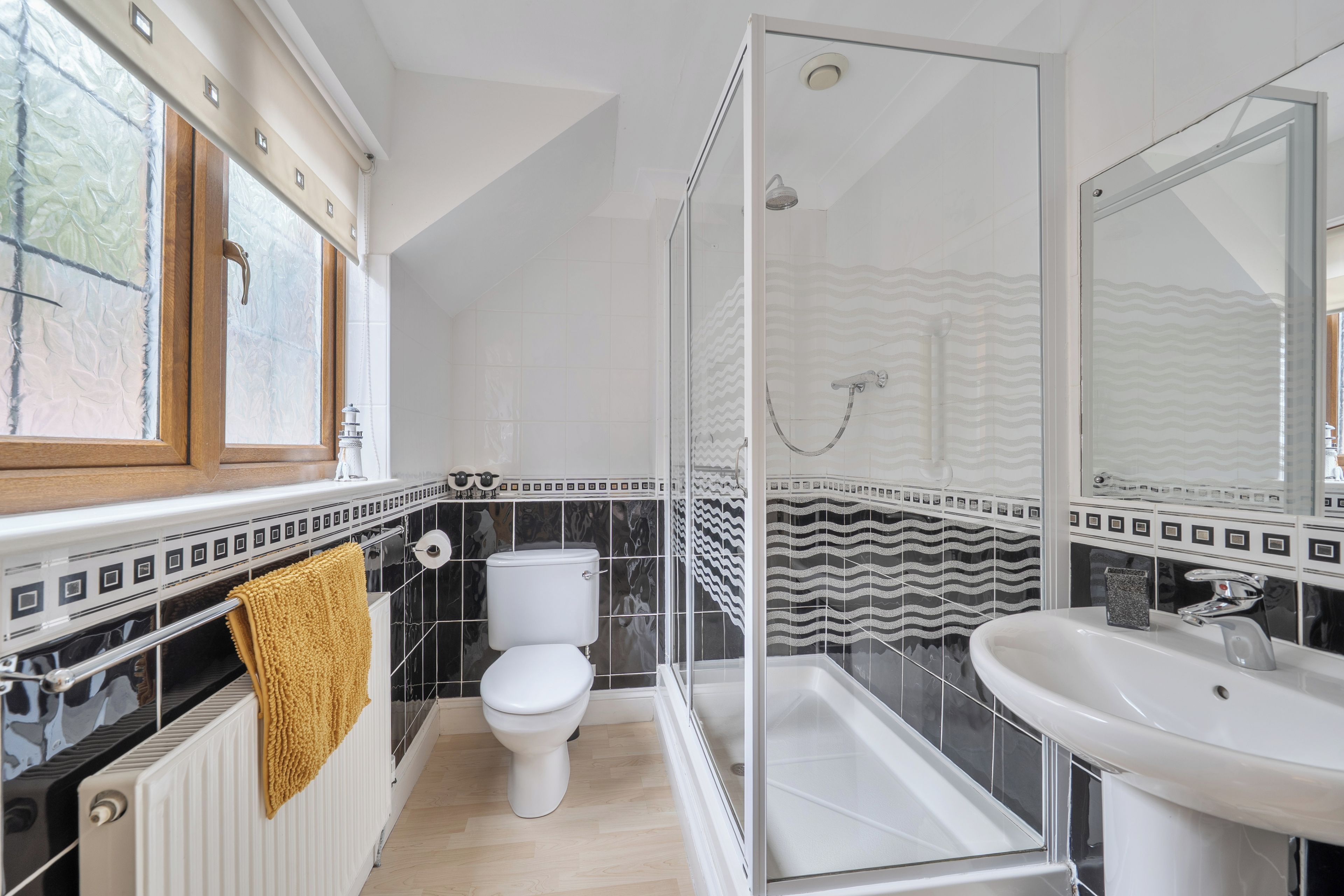 Une salle de bain moderne équipée de toilettes, d’une douche et d’un lavabo.