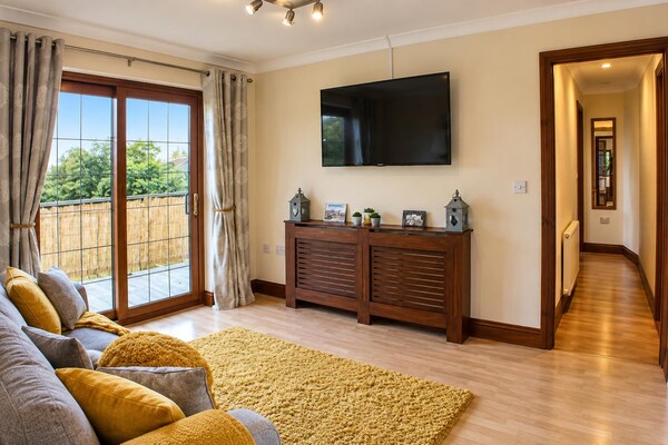 2-bed - Sleeps 4 - Parking & Ev Charging - Wadebridge