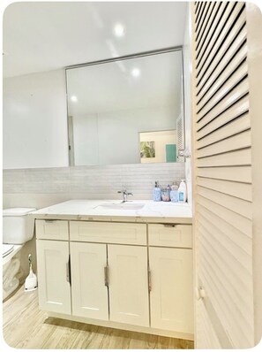 Shower, hair dryer, towels, soap - Pirate’s Cove Family Retreat – King Bed, Pool, Gated, Near Beach & Atlantis (Nassau)