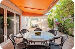 Outdoor dining - Pirate’s Cove Family Retreat – King Bed, Pool, Gated, Near Beach & Atlantis (Nassau)