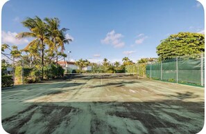Sports court - Pirate’s Cove Family Retreat – King Bed, Pool, Gated, Near Beach & Atlantis (Nassau)