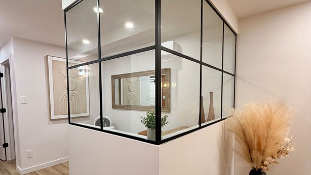 A modern interior with a corner partition, a vase with dried flowers, and a wooden floor. - Luxury 2BR • 2.5 Bath Designer Home Retreat (Montréal)