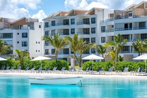 Un hôtel doté d’une piscine, de chaises longues et de palmiers.
