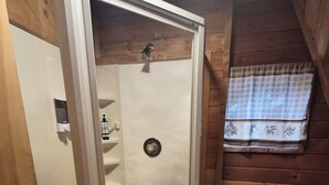 Classic Cabin | Bathroom
