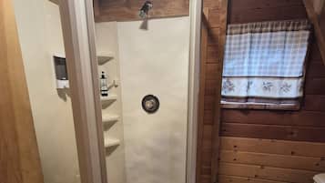 Classic Cabin | Bathroom