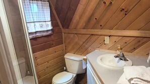 Classic Cabin | Bathroom