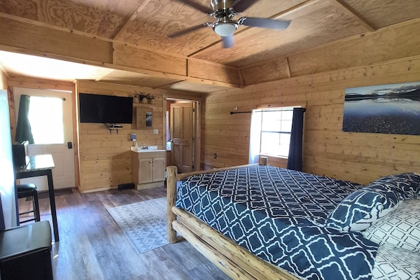 Cabin, 2 Bedrooms, Mountain View | WiFi (free), bed sheets