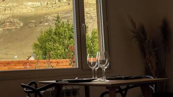 Deluxe Apartment, Mountain View | Dining